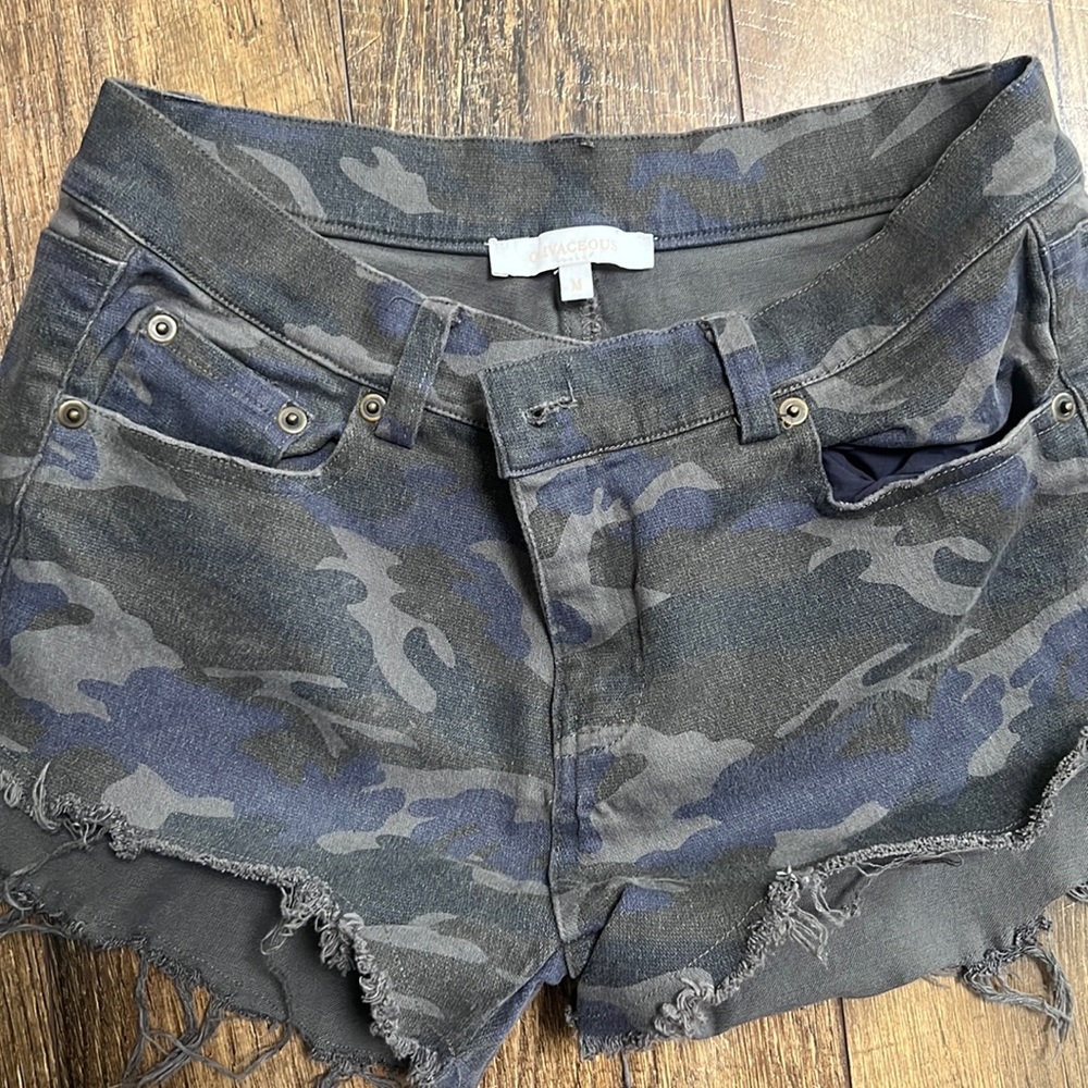 Olivaceous camo shorts perfect condition
